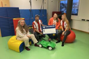 Robert Schweighofer und Sophia Larcher des Fanclub FC Bayern München und Maria Gandler, Leitung der Frühförderung des BSVT, und Nicole Wimmer, Obfrau Stellvertreterin des BSVT