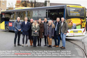 Bernhard Triendl (ORF Tirol), Patrick Budweiser (Pixel Project), Birgit Schmoltner (VVT), Sabine Karrer
(Obfrau Blinden- und Sehbehindertenverband Tirol), Claudia Höller (Tiroler Sparkasse), Manfred Jordan
(FerrarischuleInnsbruck), Maria Gandler (BSVT), Peter Buglas und Dominik Sobota (Progress Werbung, v. li.).