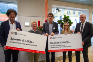 IKB-Vorstandsvorsitzender DI Helmuth Müller (ganz rechts) und IKB-Vorstandsmitglied Dr. Thomas Pühringer (ganz links) haben die Weihnachtsspende an Monika Mück-Egg, Verbandsleiterin des Gehörlosenverbandes Tirol (2. v. links), sowie Mag. Klaus Burger und Barbara Resl vom Blinden- und Sehbehindertenverband Tirol (3. u. 4. v. links) überreicht.
