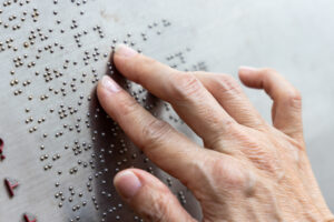 Hände lesen Braille