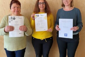 Bianca Vonmetz, Pinar Camalan und Andrea Gredler mit Zertifikat
(von links nach rechts)
