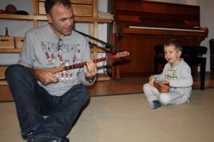 Kind musiziert mit Musiktherapeuten