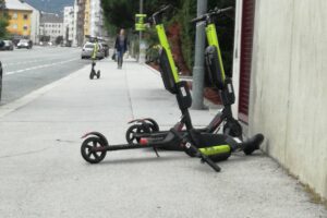 E-Scooter auf Gehweg