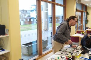 verschiedene Hilfsmittel für blinde und sehbehinderte Personen