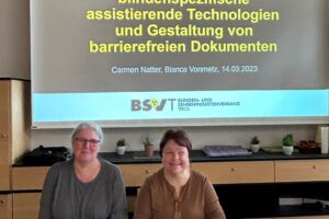 Carmen Natter und Bianca Vonmetz beim Präsentieren 