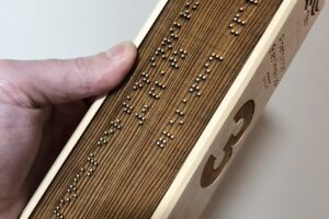 Sieger-Trophäen blindengerecht in Braille-Schrift