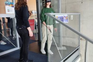 Mädchen erkundet Schule mit Blindenstock 