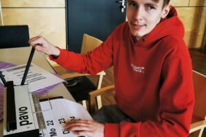 Lehrling Alexander beim Erstellen von Großdruckkalendern