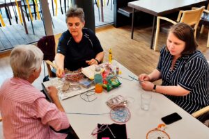 Kreativgruppe am basteln