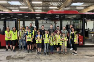 von links nach rechts – Andrea Gredler und Marion Hittahler (Mitarbeiterinnen BSVT), Thomas Sprenger, Elisabeth Kremser (Integrationslehrer:in), Christian Steiner (Team Bus), Nikolaus Schell (Wkst-Lt-Stv), Mikael Alper (Team Bahn), Emanuel Cioffi (Team Bahn), Karsten Möderle (Team Bus), Max Huber (Praktikant Betriebslogistik), Sandra Steindl (Integrationslehrerin)