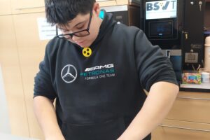 Praktikant beim Kochen