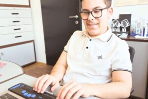 Praktikant Enrique beim Arbeiten mit der Braillezeile