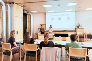 Katharina Schmermböck (li.) und Heidi Ulm (re.) während ihrer Präsentation im Mehrzweckraum des BSZ Tirol