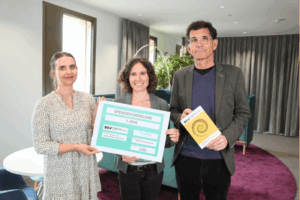 Bildbeschreibung: Anna Danzer (Teamlead Corporate Communications), Katharina Feichtner-Bramböck (Co-Leitung Frühförderung) und Klaus Burger (Geschäftsleitung BSVT) bei der symbolischen Übergabe der Spende in Höhe von 1300 € mittels eines Kartons mit der Aufschrift „SPENDENÜBERGABE 1.300€“ und den Logos aller Beteiligten.