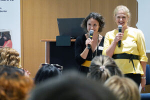 Das Leitungsteam der Frühförderung des BSVT, Katharina Feichtner-Bramböck und Birgit Brugger, eröffnet die Jubiläumsfeier. 
Foto: Lea Stoll