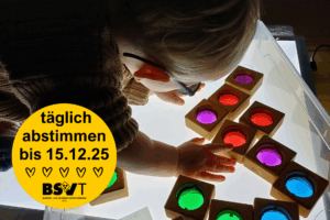 Ein Kind spielt mit leuchtenden, farbigen Kunststoffscheiben. Diese Materialien werden in der Frühförderung eingesetzt, um den Sehsinn der Kinder zu fördern.