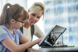  Schulassistenz als wichtige Unterstützung für Kinder mit Behinderungen: Die geplante Gesetzesänderung könnte den Zugang zu notwendiger Begleitung in der Schule für viele Kinder gefährden. Foto: Canva