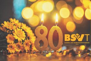 80 Jahre BSVT: Das Jubiläumssujet mit goldenen Kerzen steht für 80 Jahre Engagement für blinde und sehbehinderte Menschen in Tirol.