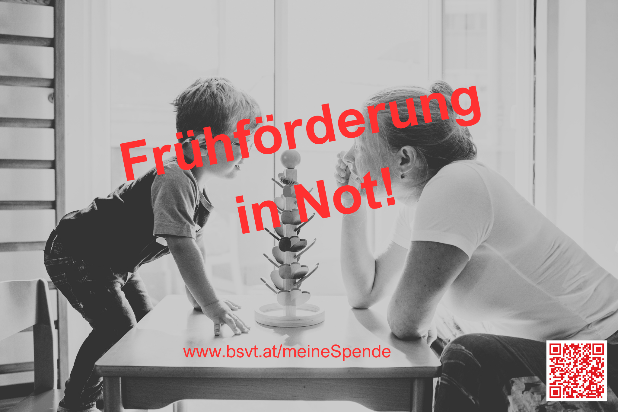 Grau gefiltertes Bild einer Frühförderin mit Kind. In rot darüber steht