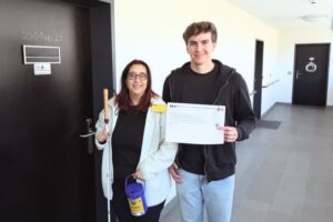 Pinar und Leo beim Sammeln für die Tiroler Landesblindensammlung.