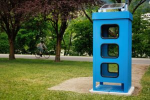 Zwischen Innufer, Verkehrslärm und Spazierwegen setzt die Kunstinstallation „Hörverbindung zur Quelle“ ein markantes Zeichen im Stadtraum und macht die Klangwelt der Innsbrucker Trinkwasserquellen hörbar. Foto: Udo Frizzi, 2026.