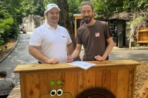 Magnus Brunner vom Alpenzoo Innsbruck und Wilhelm Zwirner vom BSVT unterzeichnen die Kooperationsvereinbarung. 