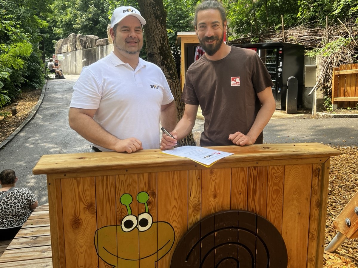 Magnus Brunner vom Alpenzoo Innsbruck und Wilhelm Zwirner vom BSVT unterzeichnen die Kooperationsvereinbarung. 